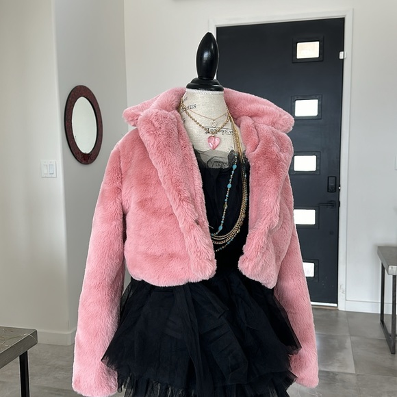 BRAND NEW GORGEOUS FANCY AND SOFT MAUVE VEGAN FUR OUTERWEAR COAT! SIZE MEDIUM! - Picture 9 of 17